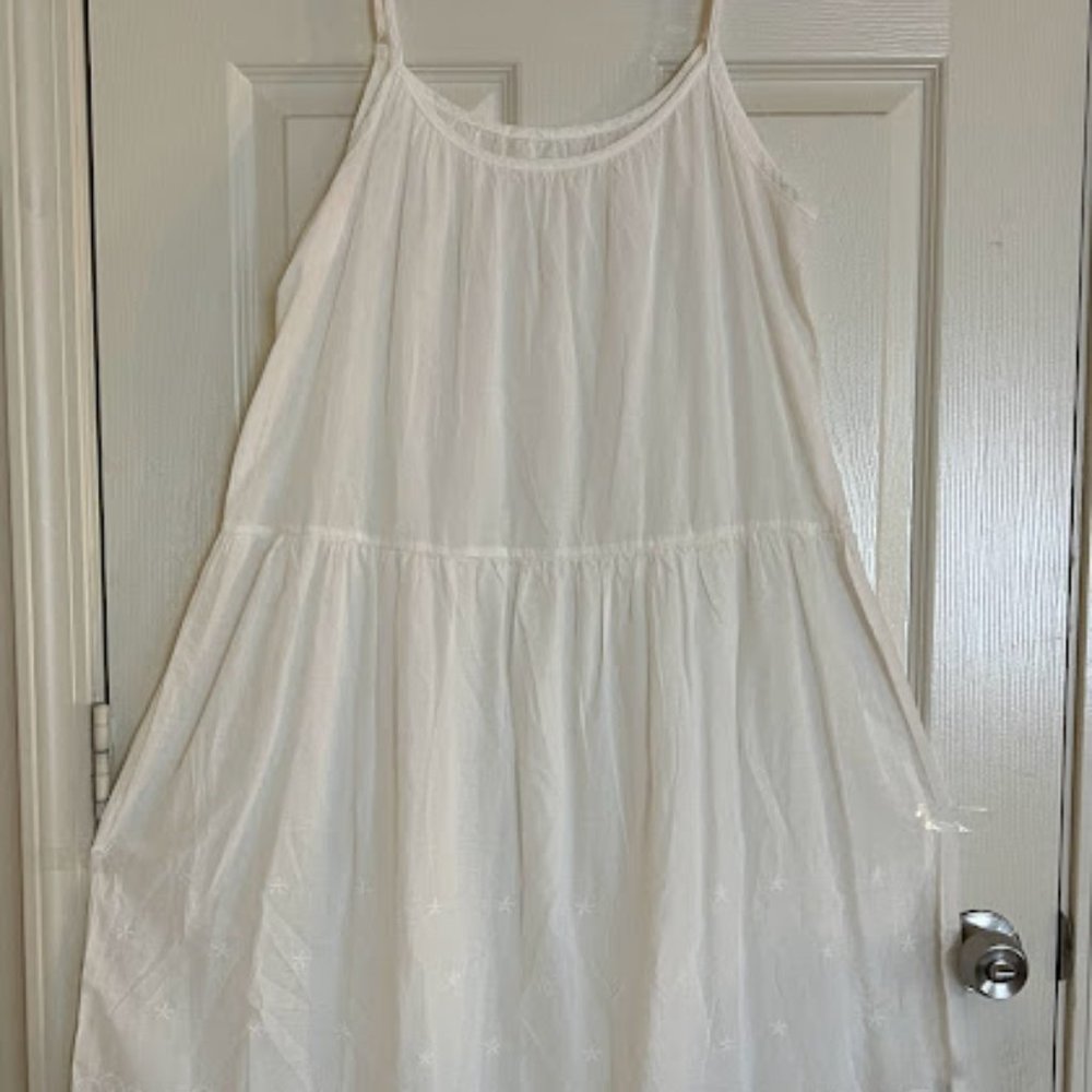 Women NWOT Elegant white sleeveless long / maxi dress